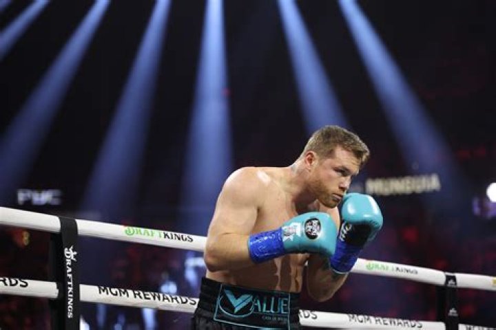 Canelo Alvarez pounds heavy bags in preparation for Liam Smith