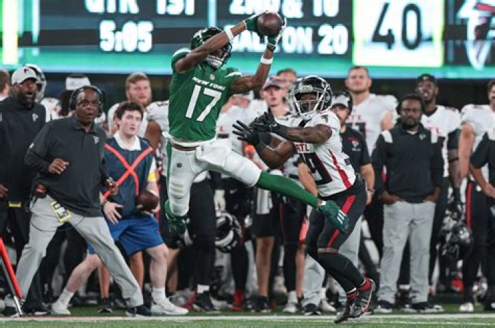 DJ Moore, Garrett Wilson or Breece Hall: Who should I start in Fantasy Football Week 5?