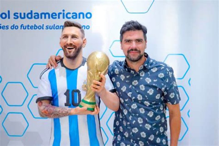 Fútbol: Inauguran en Buenos Aires estatua de Messi