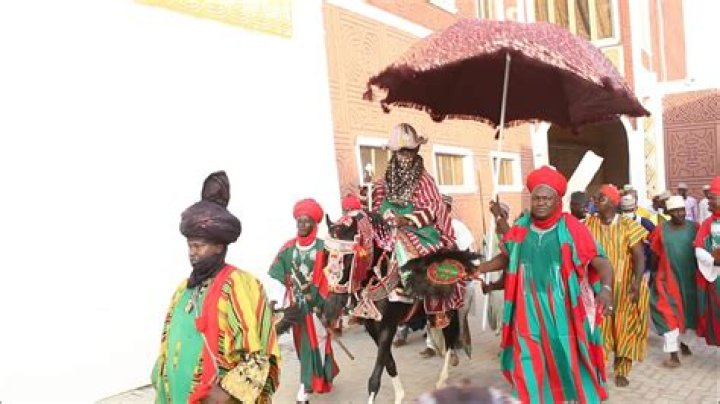 Hawan Sallah: 'Yan Sandan Kano Sun yi Bayani kan Wasikar Sarki na 15, Aminu Bayero