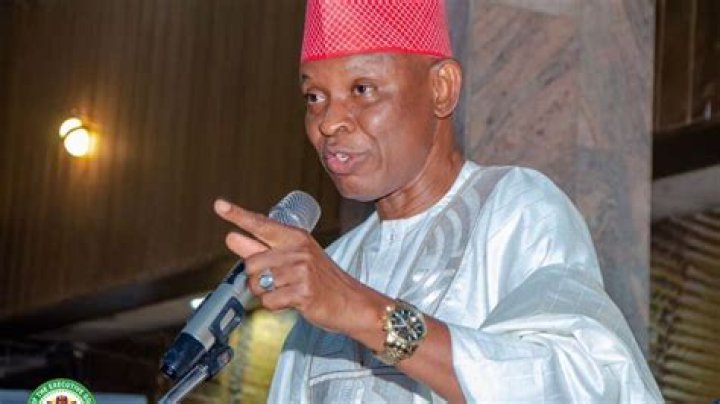 Kowa da matsalarsa: Matashi ya kama hanya a kasa don jinjina ma Sarkin Kano Aminu daga Jigawa