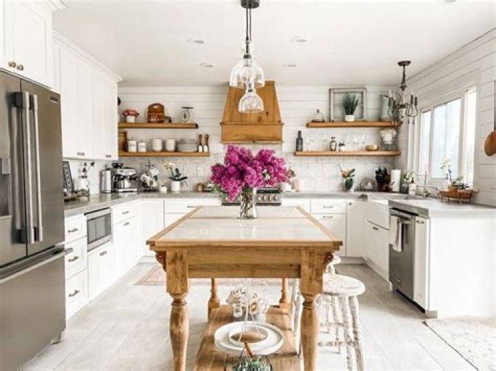 Landy Gardner Tennessee Farmhouse - Cozy and Colorful Farmhouse Decorating Ideas